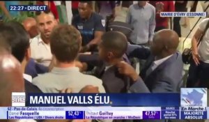 Législatives: les images de l’intervention de la police lorsque Valls annonce sa victoire