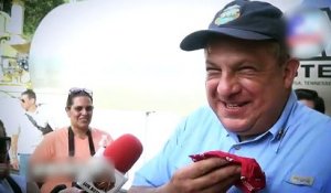 Le président du Costa Rica gobe une abeille par inadvertance !