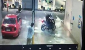 Un motard fait l'idiot dans une station de lavage et ça se termine mal pour lui...