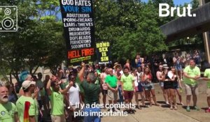 La chorale gay de Washington affronte des manifestants en chantant