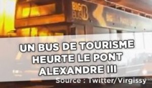 Paris: Un bus de tourisme à impériale heurte le pont Alexandre III