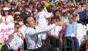 Assis sur un fauteuil roulant, Emmanuel Macron s'essaye au tennis handisport - Regardez
