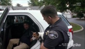 Ce policier laisse cet homme dire au revoir à son chien avant d'aller en prison pour un moment... Emouvant
