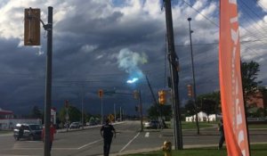 Un ligne électrique lance des éclairs bleus. Moment surréaliste