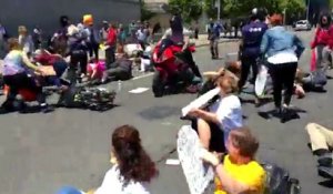 Un motard force le passage d'une manifestation