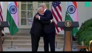 Donald Trump : Le premier ministre indien fait un câlin au président américain (Vidéo)