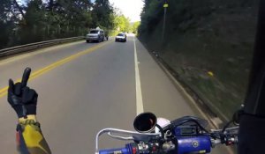 Ce motard manque de se faire renverser par un conducteur à contre sens !