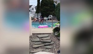 Comment embêter un couple au bord d'une piscine !