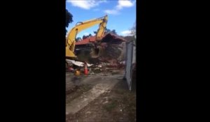 Ce gars va avoir beaucoup de chance en passant sous le godet de la pelleteuse...