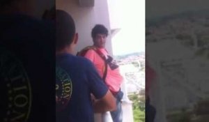 Il achète un parachute sur internet et le teste en sautant de son balcon (Brésil)