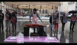 Une femme rôtie au barbecue pour dénoncer la consommation de viande (Vidéo)