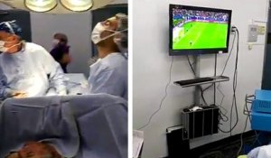 En pleine opération des chirurgiens regardent un match de foot
