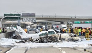 Un avion se crashe sur l'autoroute à Los Angeles en plein trafic !