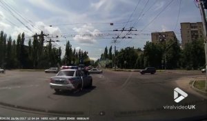 Une voiture de police défoncée sur un carrefour par un autre Russe !