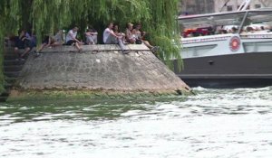 La baignade à Paris sur le devant de la Seine