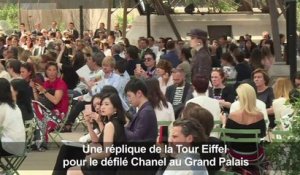 La Tour Eiffel entre dans le Grand Palais pour le défilé Chanel