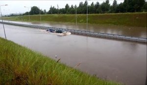 Il roule sur une autoroute complètement inondée !