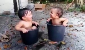 L'éclate totale : ces deux bébés s'éclatent dans un seau d'eau