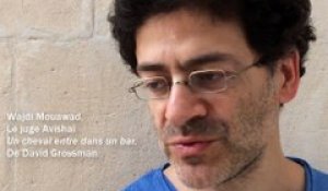 Wajdi Mouawad interprète le rôle du juge Avishai dans le texte de David Grossman, Un cheval entre dans un bar