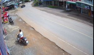 Un motard très très chanceux presque tué par la chute de briques d'un camion