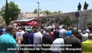 Jérusalem: prière à l'extérieur de l'esplanade des Mosquées