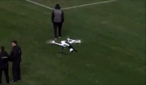 Un supporter dégomme un drone avec du papier toilette... ahaha