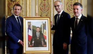 Le portrait d'Emmanuel Macron pourrait coûter cher aux mairies