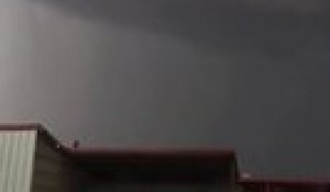 Un tourbillon se crée en plein ciel pendant un orage violent... Terrifiant et magnifique