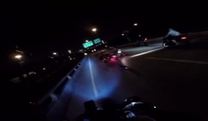 Un terrible délit de fuite lorsqu'un automobiliste fait tomber deux motards !!