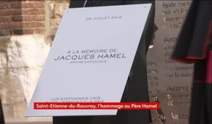 #SaintEtienneDuRouvray Emmanuel Macron dévoile la stèle à la mémoire du père Hamel