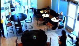 L'intervention d'un client dans un Starbucks contre un voleur armé !