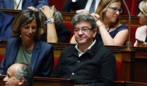 Mélenchon brandit un panier de courses à 5 euros à l’Assemblée nationale