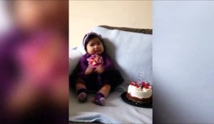 Elle avait vraiment envie de goûter son gâteau d'anniversaire