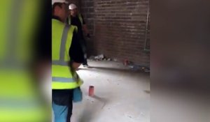 Des ouvriers font des blagues sur un chantier !