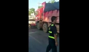 Un conducteur d'un camion chinois traîne une voiture de police !