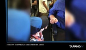 Un petit garçon fait le tour de l’avion pour checker tous les passagers !