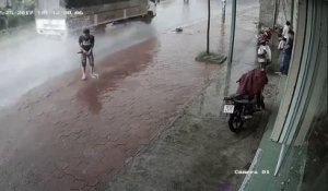 Un homme fait pipi au milieu de la route (Vietnam)