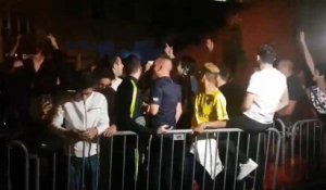 Des fans fous de joie devant l’hôtel de Neymar à Paris