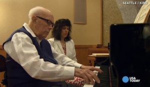 A 100 ans il joue toujours du piano à vous en faire pleurer !