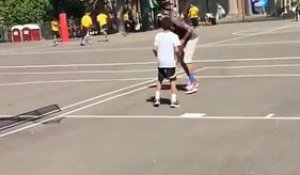 Un petit garçon se fait intimider par un jeune basketteur !