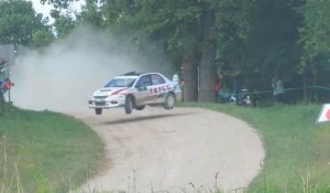 Une voiture de rallye prend un virage en sautant !