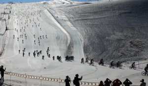 Course de centaines de VTT dévalant une piste de ski !! Chutes dans le virage...