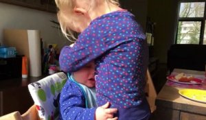 Trop mignon : ce bébé et sa grande sœur s'adorent
