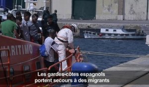 Les gardes-côtes espagnols portent secours à des migrants