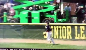 Il attrape la balle de Baseball en sautant par-dessus la barrière du terrain !