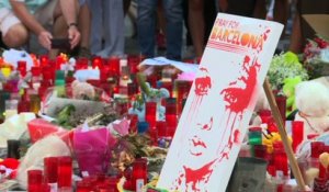 Barcelone: fleurs et bougies se multiplient, le bilan s'alourdit