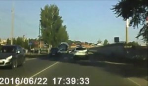 Un policier sans pitié éclate un motard en fuite avec sa voiture