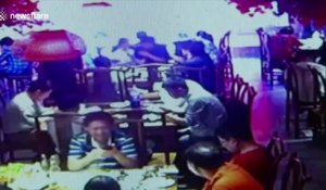 Un rat tombe du plafond dans l'assiette au restaurant en Chine !!