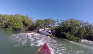 Un grand imbécile détruit son bateau de vitesse !