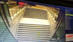 Une conductrice coince sa voiture dans un escalier
